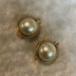 ☘️VTG Dome Faux Pearl Rhinestone Gold Tone Clip On Earrings